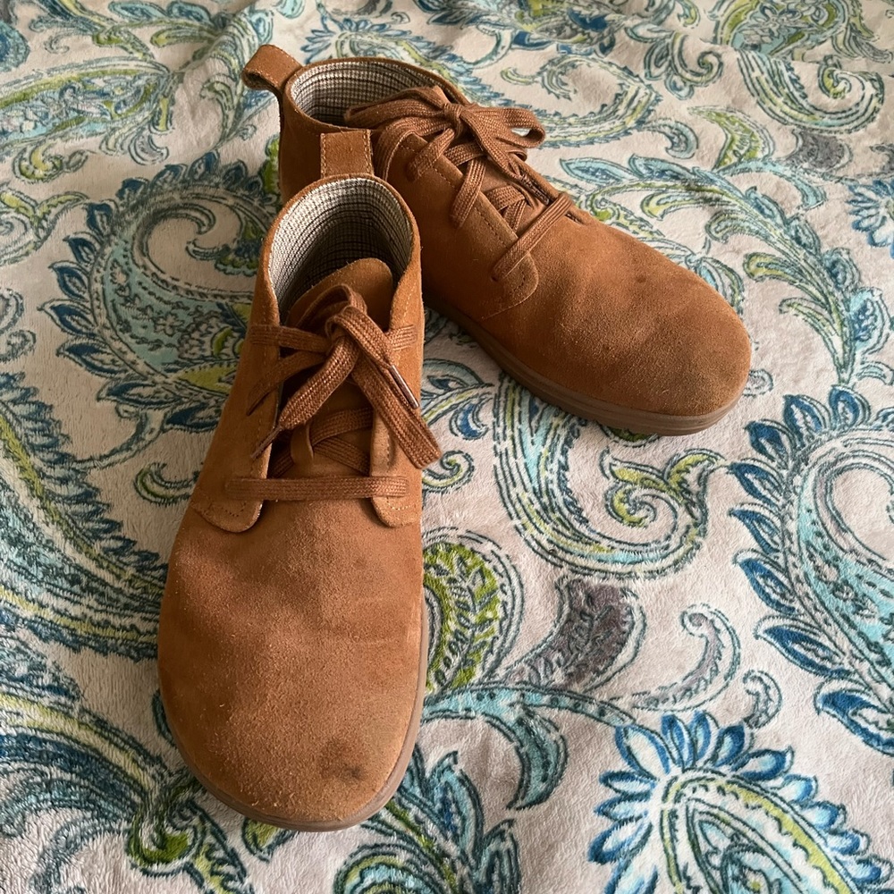 Unisex Lems suede chukka boot.